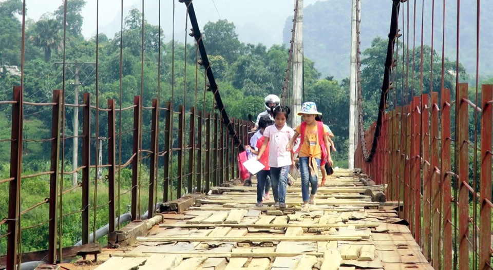 Học sinh lo sợ khi đi trên cầu treo xuống cấp. (Ảnh: Thanh Hải/TTXVN)