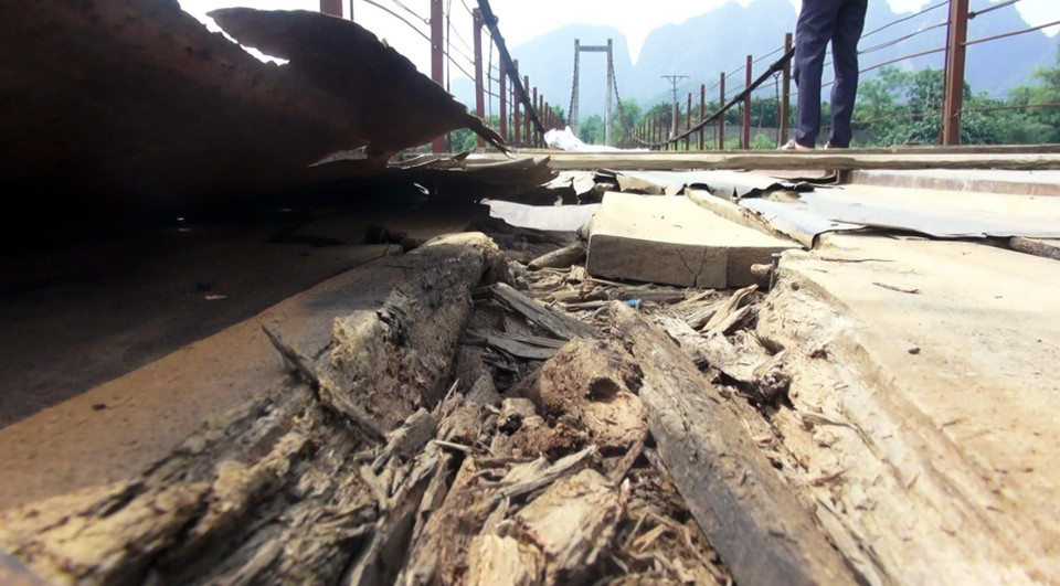 Mặt sàn cầu mục nát nghiêm trọng. (Ảnh: Thanh Hải/TTXVN)