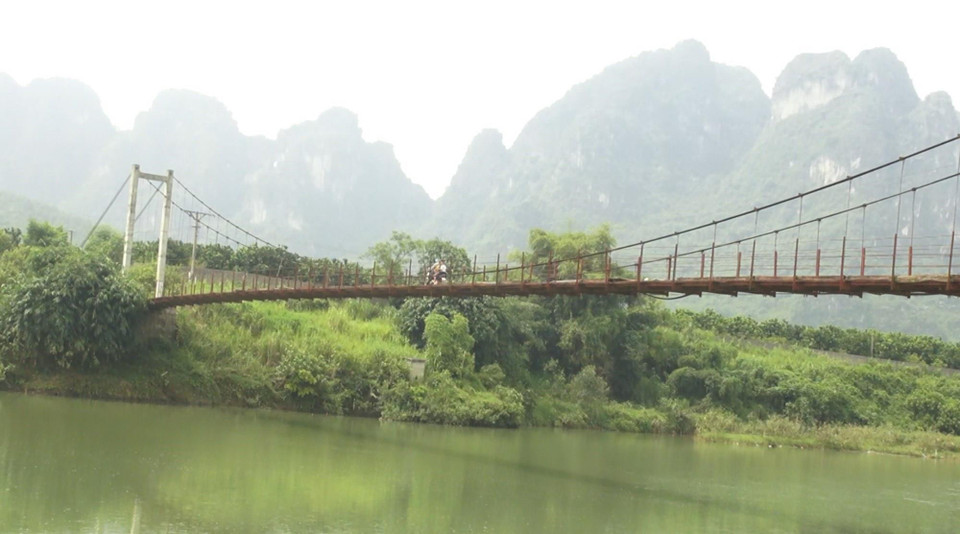 Cầu treo bắc qua sông Bôi, con đường độc đạo để kết nối 2 thôn Mỵ và Ba Giang (xã Mỹ Hòa, huyện Kim Bôi, tỉnh Hòa Bình) xuống cấp. (Ảnh: Thanh Hải/TTXVN)