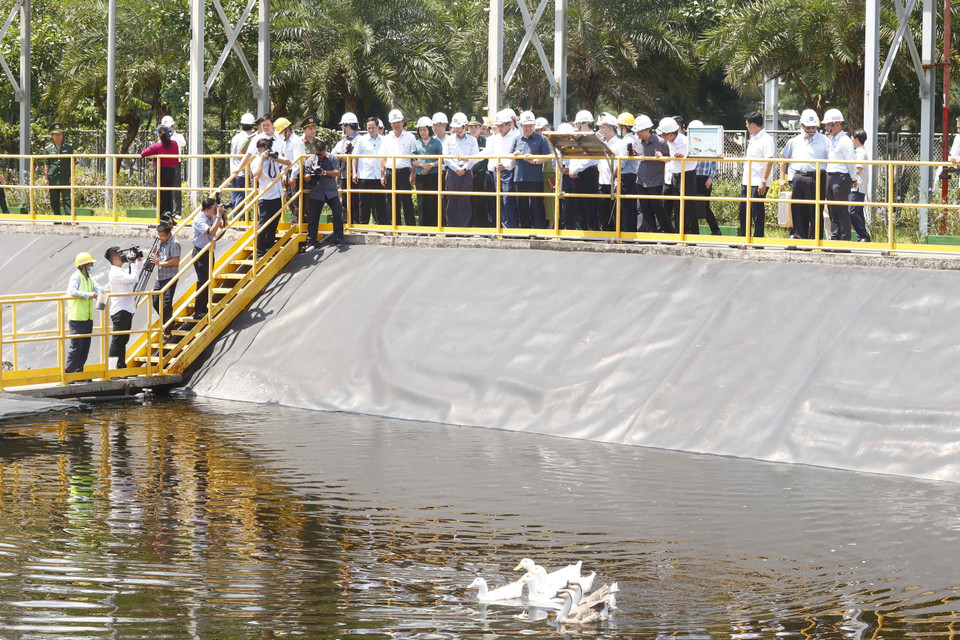 Chủ tịch Quốc hội Vương Đình Huệ tham quan hệ thống xử lý nước thải tại Nhà máy Gang thép Hưng Nghiệp Formosa Hà Tĩnh. (Ảnh: Doãn Tấn/TTXVN)