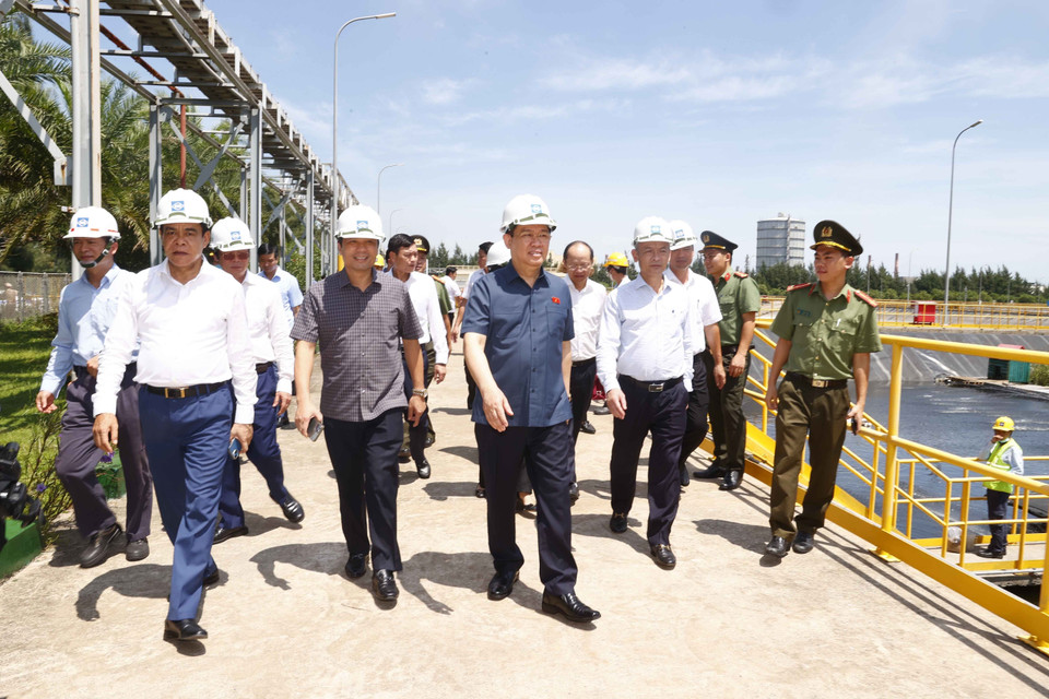 Chủ tịch Quốc hội tham quan Nhà máy Gang thép Hưng Nghiệp Formosa Hà Tĩnh. (Ảnh: Doãn Tấn/TTXVN)