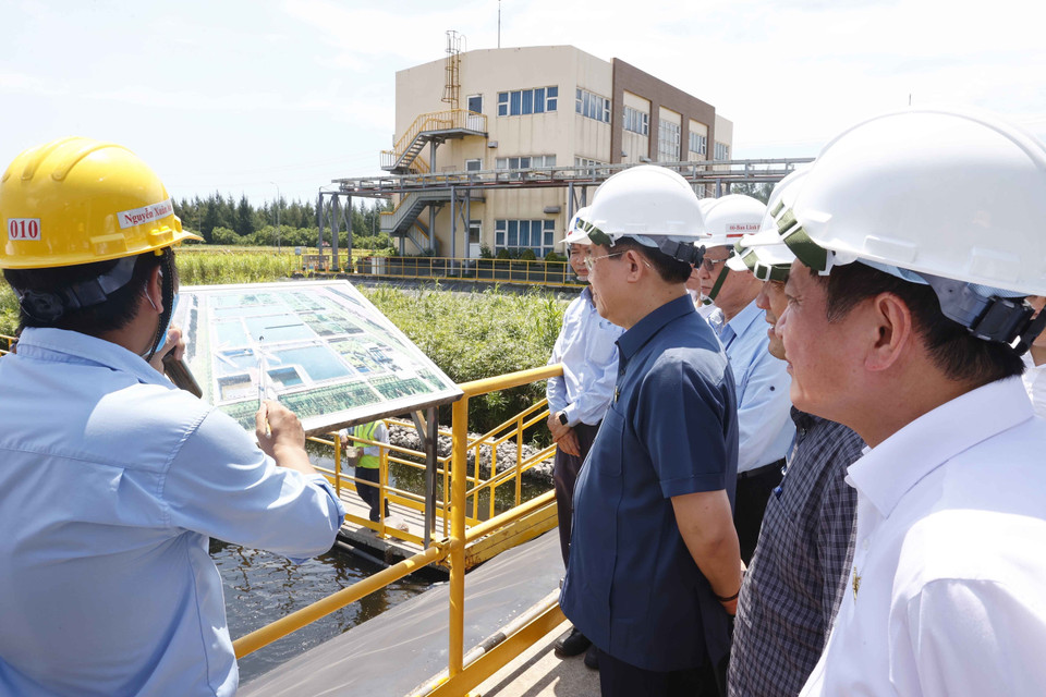 Chủ tịch Quốc hội Vương Đình Huệ nghe giới thiệu về hệ thống xử lý nước thải tại Nhà máy Gang thép Hưng Nghiệp Formosa Hà Tĩnh. (Ảnh: Doãn Tấn/TTXVN)