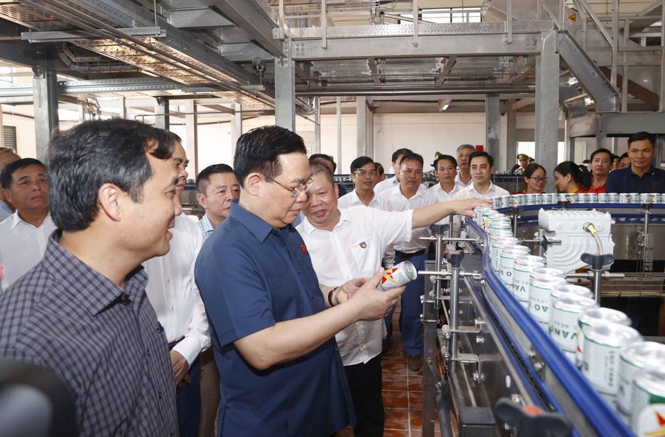 Chủ tịch Quốc hội Vương Đình Huệ và đại biểu tham quan dây truyền sản xuất bia tại Nhà máy Bia Hà Nội-Nghệ Tĩnh. (Ảnh: Doãn Tấn/TTXVN)