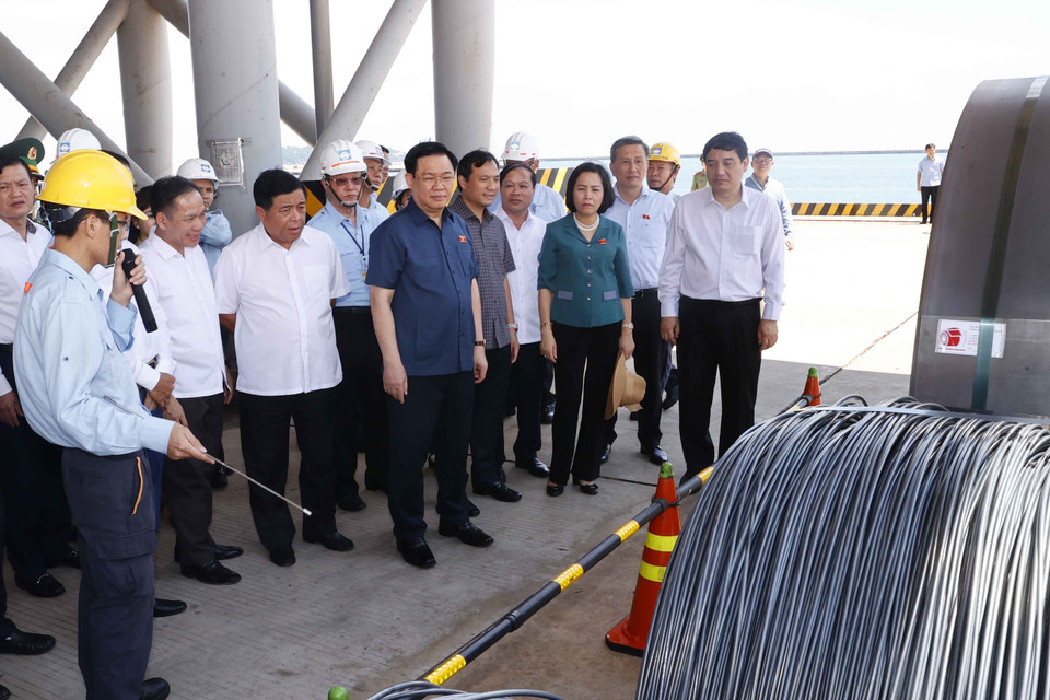 Chủ tịch Quốc hội Vương Đình Huệ tham quan Nhà máy Gang thép Hưng Nghiệp Formosa Hà Tĩnh. (Ảnh: Doãn Tấn/TTXVN)