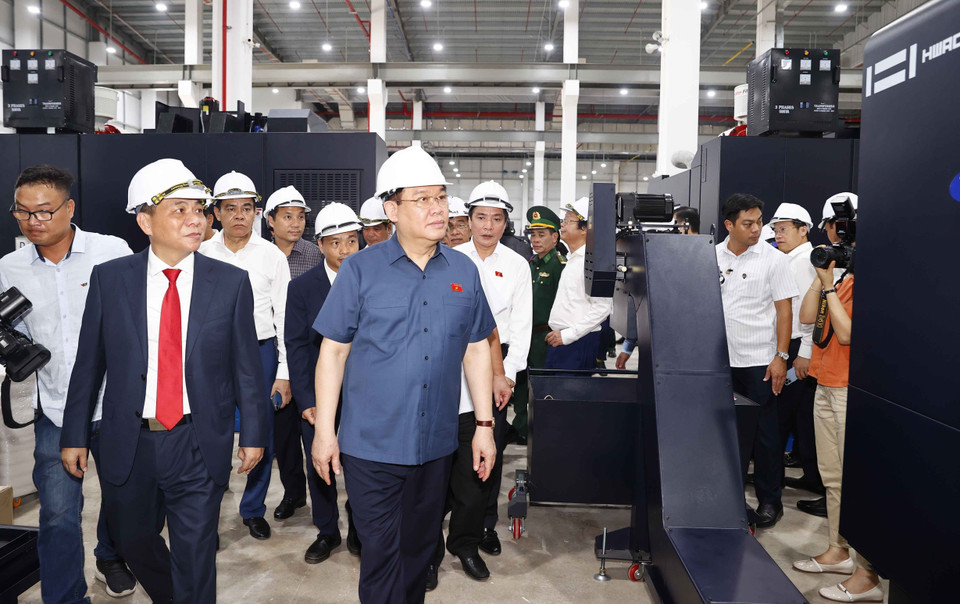 Chủ tịch Quốc hội Vương Đình Huệ và đại biểu tham quan Nhà máy Sản xuất Pin VinES của Tập đoàn Vingroup. (Ảnh: Doãn Tấn/TTXVN)