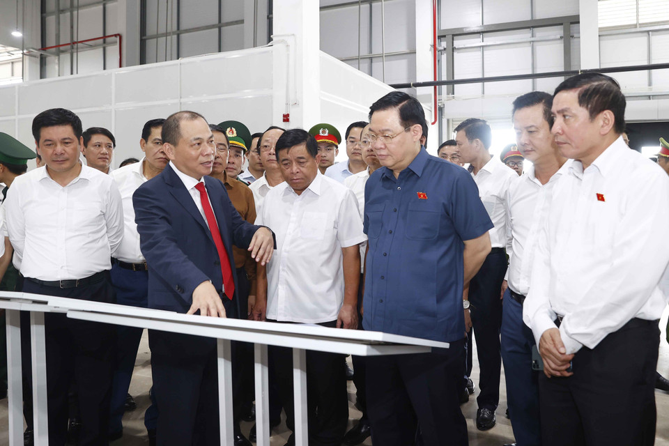 Chủ tịch Quốc hội Vương Đình Huệ nghe giới thiệu về Nhà máy Sản xuất Pin VinES của Tập đoàn Vingroup. (Ảnh: Doãn Tấn/TTXVN)