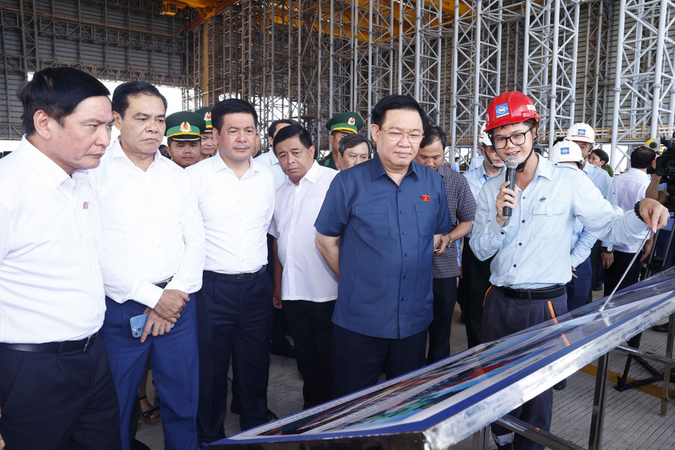 Chủ tịch Quốc hội Vương Đình Huệ nghe thuyết trình về xưởng cán thép tại Nhà máy Gang thép Hưng Nghiệp Formosa Hà Tĩnh. (Ảnh: Doãn Tấn/TTXVN)