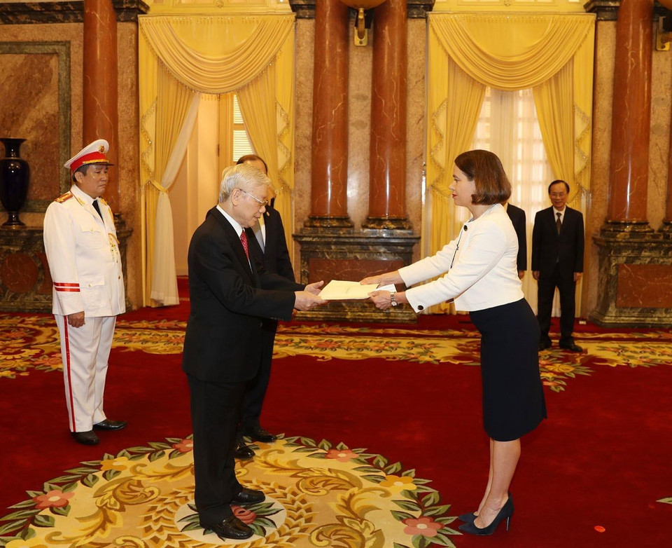 Đại sứ Đặc mệnh toàn quyền Australia tại Việt Nam Robyn Louise Mudie trình Quốc thư lên Tổng Bí thư, Chủ tịch nước Nguyễn Phú Trọng. (Ảnh: Trí Dũng/TTXVN)