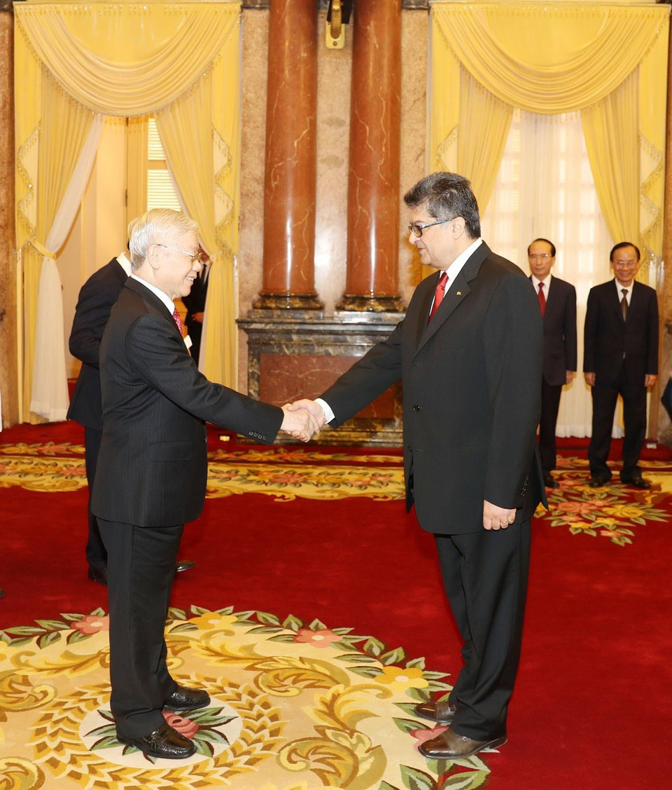 Tổng Bí thư, Chủ tịch nước Nguyễn Phú Trọng tiếp Đại sứ Đặc mệnh toàn quyền Cộng hòa Armenia tại Việt Nam Vahram Kazhoyan đến trình Quốc thư. (Ảnh: Trí Dũng/TTXVN)