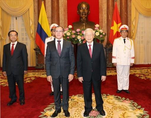 Tổng Bí thư, Chủ tịch nước Nguyễn Phú Trọng tiếp Đại sứ Đặc mệnh toàn quyền Cộng hòa Colombia Rodriguez Melo tại Việt Nam đến trình Quốc thư. (Ảnh: Trí Dũng/TTXVN)