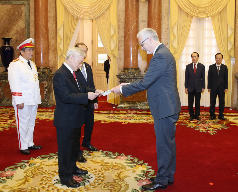 Tổng Bí thư, Chủ tịch nước Nguyễn Phú Trọng tiếp ông Guido Hildner, Đại sứ Đặc mệnh toàn quyền Cộng hòa Liên bang Đức tại Việt Nam đến trình Quốc thư. (Ảnh: Trí Dũng/TTXVN)