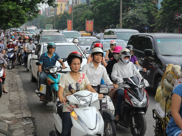 Ôtô con muốn đi Cầu Giấy-Phạm Hùng thì theo hướng Cầu Giấy-Chùa Hà-Trần Đăng Ninh-Nguyễn Phong Sắc-Trần Thái Tông-Duy Tân-Tôn Thất Thuyết-Phạm Hùng. (Ảnh: Minh Sơn/Vietnam+)