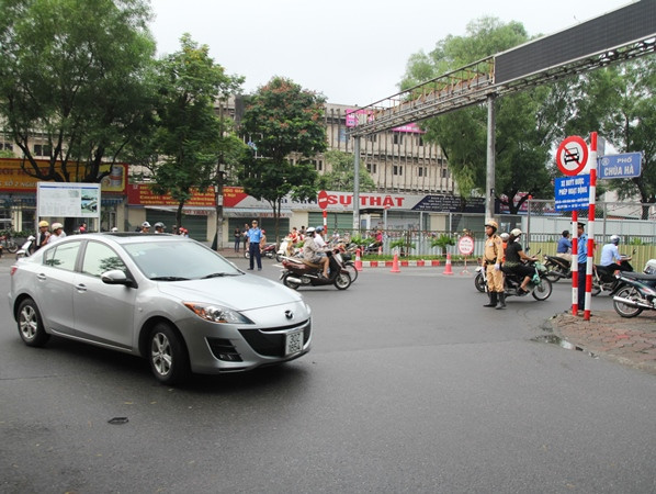 Các ôtô sẽ di chuyển theo tuyến đường Nguyễn Khánh Toàn-Đào Tấn. (Ảnh: Minh Sơn/Vietnam+)