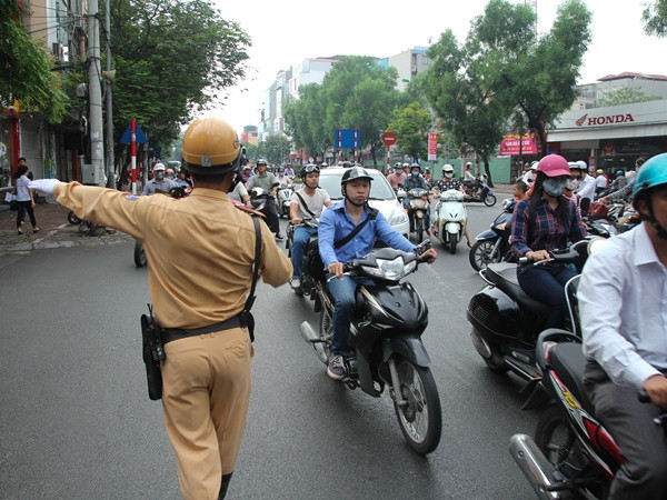 Tại đoạn ngã ba Chùa Hà-Cầu Giấy, chỉ có xe máy và xe bus được phép di chuyển qua đây. (Ảnh: Minh Sơn/Vietnam+)