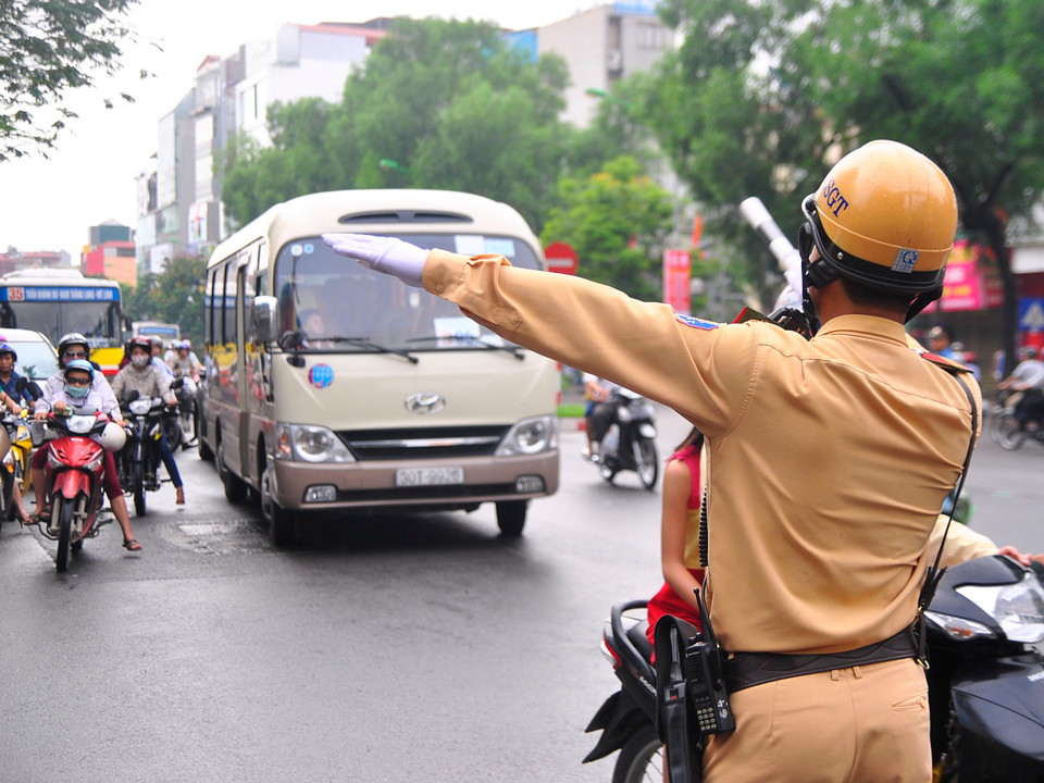Từ sáng sớm, lực lượng cảnh sát và thanh tra giao thông đã có mặt để hướng dẫn lưu thông. (Ảnh: Võ Phương/Vietnam+)
