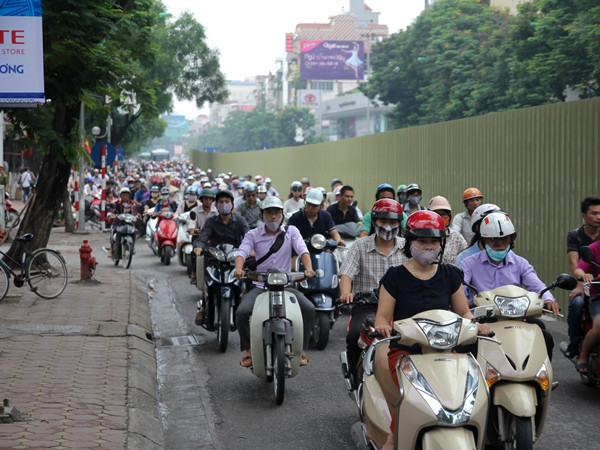 Sáng nay (3/9), tuyến đường Cầu Giấy-Xuân Thủy đã được xây dựng nhiều rào chắn để thi công tuyến đường sắt Nhổn-Ga Hà Nội đồng thời phân luồng ôtô đi theo lộ trình khác. (Ảnh: Minh Sơn/Vietnam+)