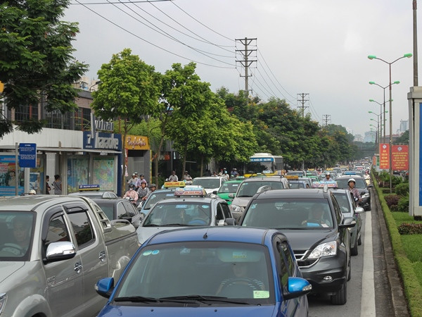 Hàng dài xe ôtô nhích từng bước trên phố. (Ảnh: Minh Sơn/Vietnam+)