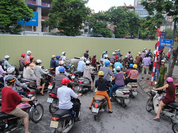 Mặc dù mới 7 giờ sáng nhưng mật độ người tham gia giao thông đi qua đây rất đông, gây tắc nghẽn. (Ảnh: Minh Sơn/Vietnam+)