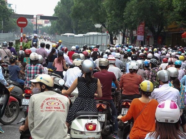 Vào giờ cao điểm, mật độ xe máy di chuyển qua tuyến đường này rất đông. (Ảnh: Minh Sơn/Vietnam+)