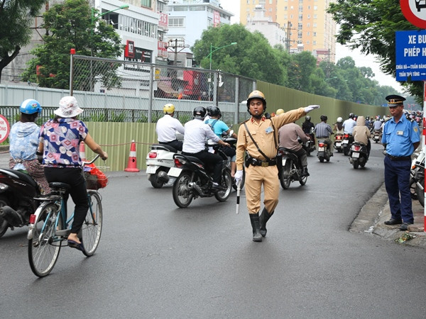 Lực lượng chức năng đã có mặt từ sớm để phân luồng, hướng dẫn ôtô không đi vào đường cấm. (Ảnh: Minh Sơn/Vietnam+)
