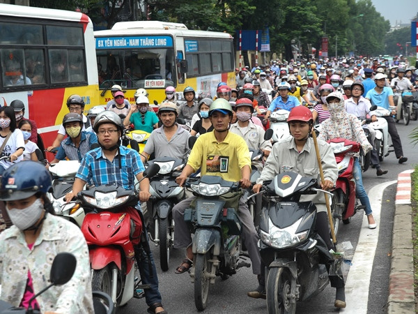 Tại tuyến đường Nguyễn Khánh Toàn-Đào Tấn, do xe ôtô phải di chuyển qua đây nên xảy ra tình trạng tắc cục bộ. (Ảnh: Minh Sơn/Vietnam+)