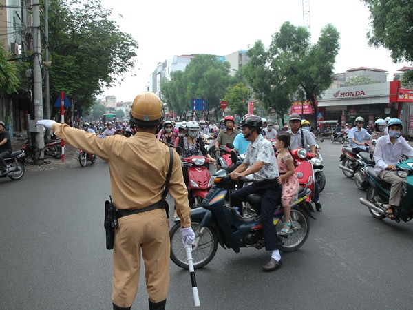 Tại đoạn ngã ba Chùa Hà-Cầu Giấy, chỉ có xe máy và xe bus được phép di chuyển qua đây. (Ảnh: Minh Sơn/Vietnam+)