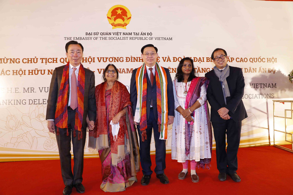 Chủ tịch Quốc hội Vương Đình Huệ với các đại biểu. (Ảnh: Doãn Tấn/TTXVN)