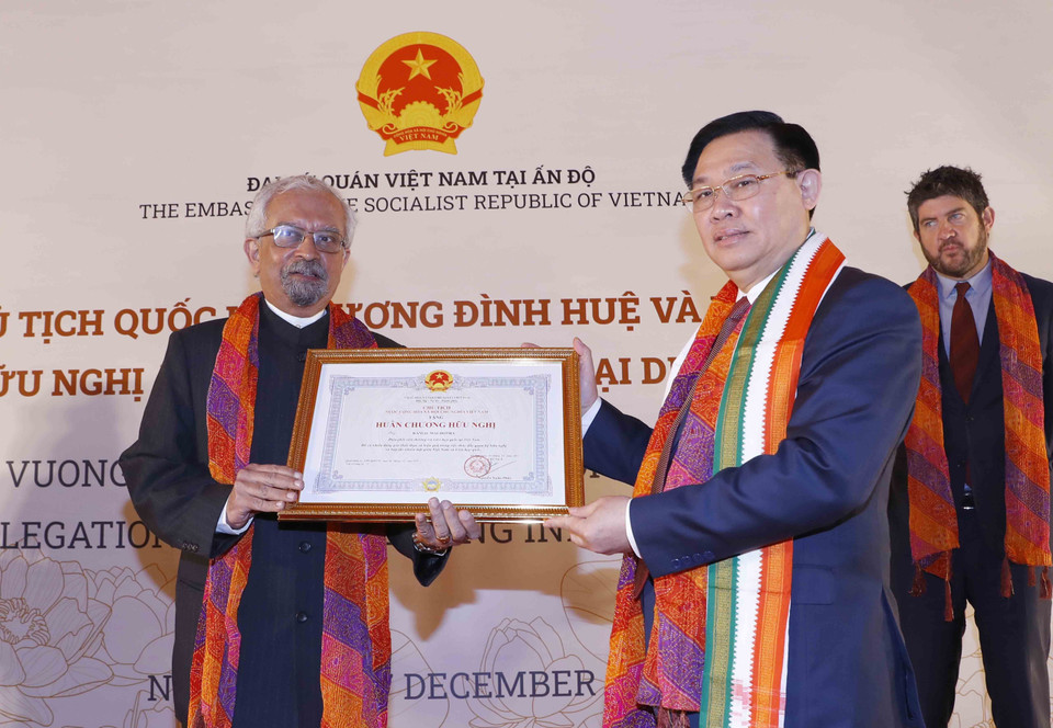 Chủ tịch Quốc hội Vương Đình Huệ tặng Huân chương Hữu nghị của Chủ tịch nước cho đại biểu. (Ảnh: Doãn Tấn/TTXVN)