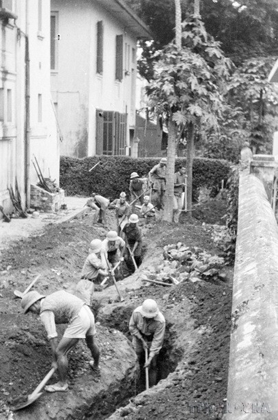 Quân và dân Hà Nội đào giao thông hào ngay trong Bắc Bộ Phủ, sẵn sàng chiến đấu chống giặc (1946). (Ảnh: Tư liệu TTXVN)