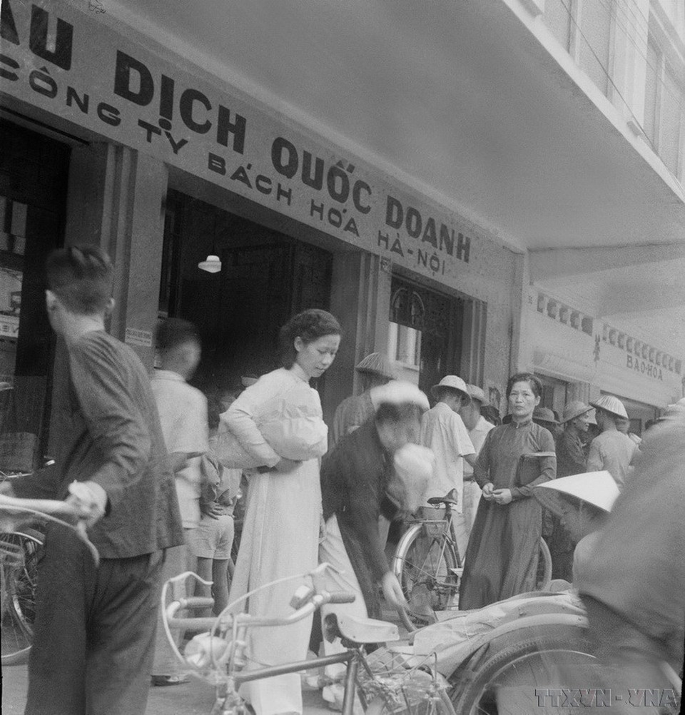 Mậu dịch quốc doanh mở cửa để giải quyết nhu cầu cho người dân ngay sau khi quân ta vào tiếp quản thủ đô (1946). (Ảnh: Tư liệu TTXVN)