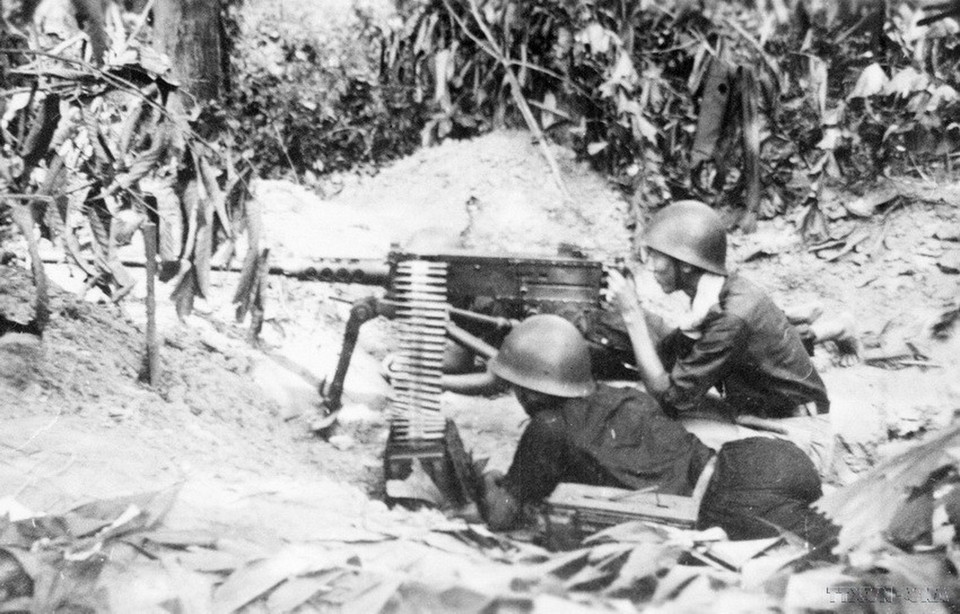 Chủ trương đồng loạt nổ súng tiến công trong đêm 19/12/1946 tại Thủ đô Hà Nội và các thành phố khác thể hiện sâu sắc tư tưởng chiến lược tiến công. Ta chủ động giành quyền đánh trước, đẩy địch vào thế bị động đối phó, phá tan âm mưu của Pháp định huy động toàn lực đè bẹp quân và dân ta bằng một đòn tiến công quân sự chớp nhoáng. (Ảnh: Tư liệu TTXVN)