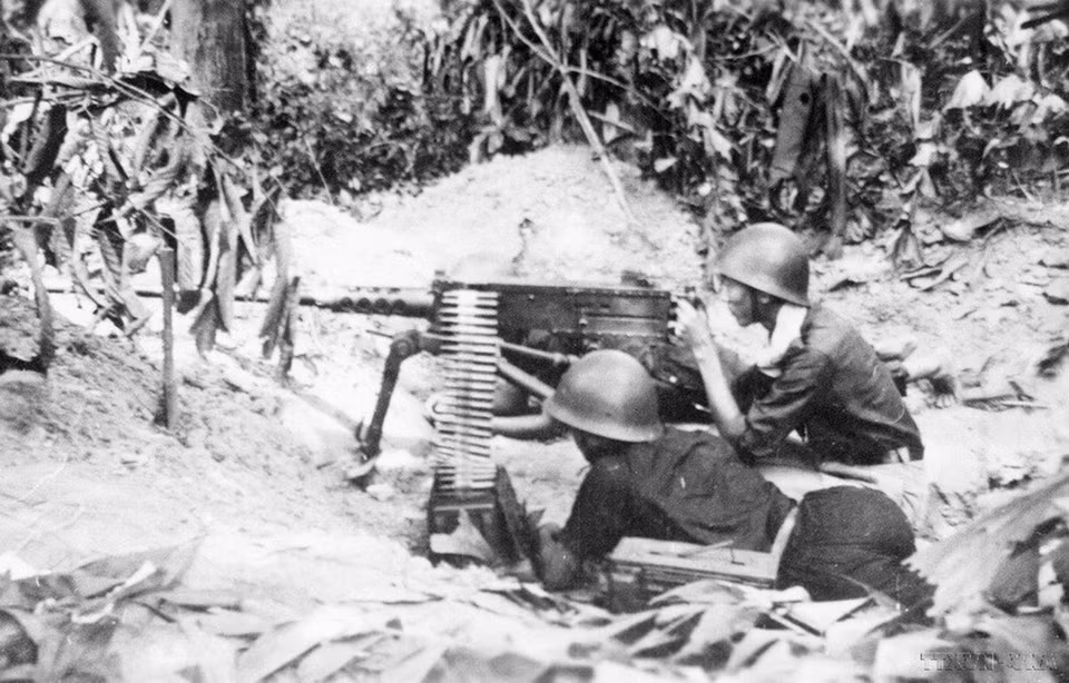 Chủ trương đồng loạt nổ súng tiến công trong đêm 19/12/1946 tại Thủ đô Hà Nội và các thành phố khác thể hiện sâu sắc tư tưởng chiến lược tiến công. Ta chủ động giành quyền đánh trước, đẩy địch vào thế bị động đối phó, phá tan âm mưu của Pháp định huy động toàn lực đè bẹp quân và dân ta bằng một đòn tiến công quân sự chớp nhoáng. (Ảnh: Tư liệu TTXVN)