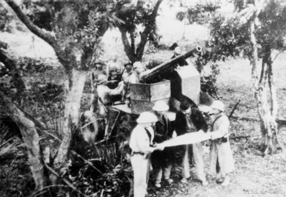 Một khẩu đội pháo của Vệ Quốc đoàn tại trận địa pháo đài Láng (Hà Đông) tháng 12/1946. (Ảnh: Tư liệu TTXVN)