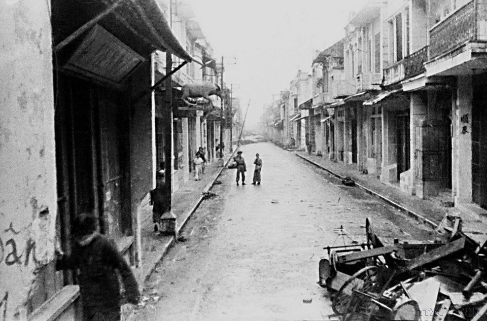 Phần lớn người dân Hà Nội đã được tản cư, chướng ngại vật được dựng lên ở khắp nơi. Thủ đô sẵn sàng chiến đấu chống lại quân xâm lược Pháp (1946). (Ảnh: Tư liệu TTXVN)