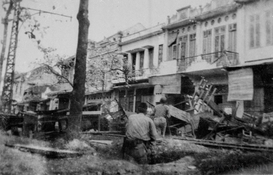 Quân và dân Thủ đô lập chốt chiến đấu trên phố Hàng Bài. (Ảnh: Tư liệu TTXVN)