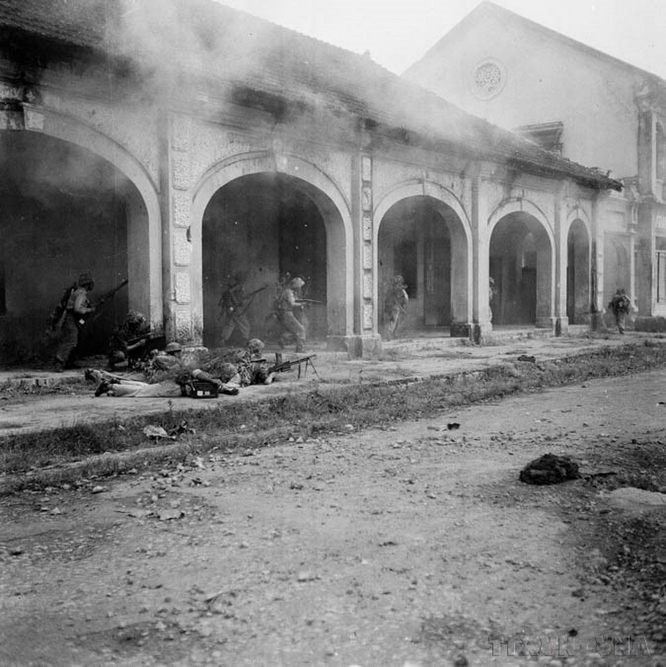 Quân và dân Thủ đô lập chốt chiến đấu tại khu vực chợ Đồng Xuân. (Ảnh: Tư liệu TTXVN)