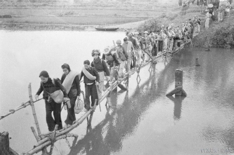 Đáp lời kêu gọi của Bác và chấp hành mệnh lệnh của Trung ương Đảng, quân dân ta tại các thành phố, thị xã ở Bắc vĩ tuyến 16 có quân Pháp chiếm đóng đồng loạt nổ súng đánh địch. Cùng với Hà Nội, quân dân các địa phương khắp Bắc, Trung, Nam đã anh dũng đứng lên chống thực dân Pháp xâm lược. Trong ảnh: Giao liên đưa cán bộ đi. (Ảnh: TTXVN)