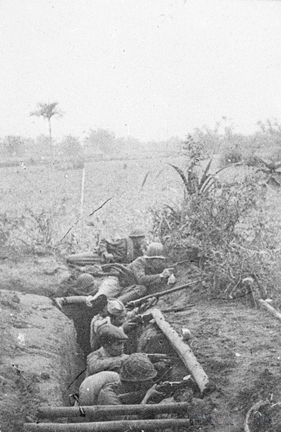 Quân và dân Thủ đô đào công sự, sẵn sàng chiến đấu. (Ảnh: TTXVN)