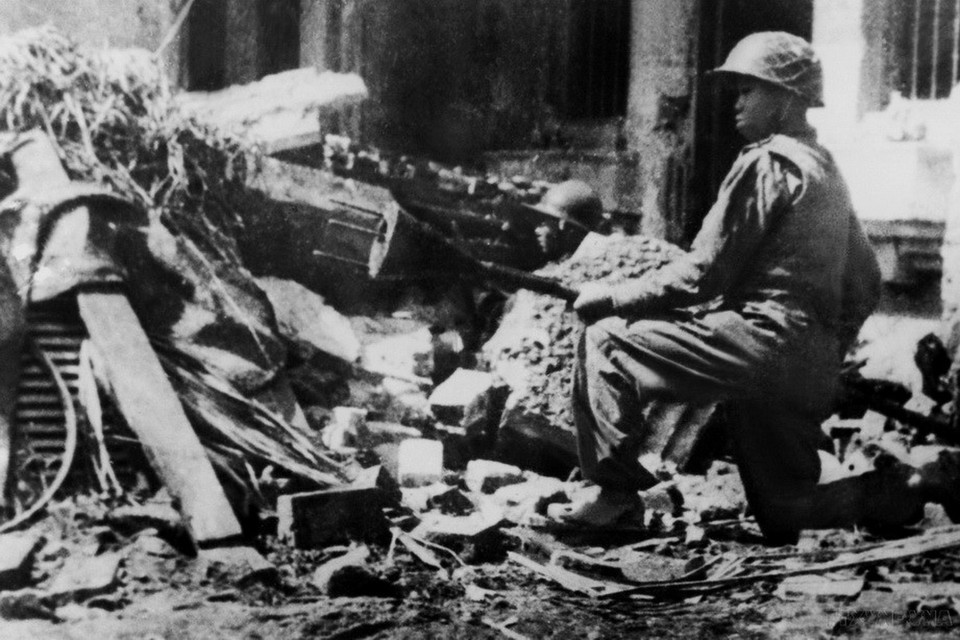 Chiến sỹ Trần Thành, đoàn viên Thanh niên cứu quốc Hoàng Diệu, ôm bom ba càng, sẵn sàng tiêu diệt xe tăng địch trên đường phố Thủ đô Hà Nội ngày 23/12/1946 - những ngày đầu Toàn quốc kháng chiến, với ý chí "Quyết tử cho Tổ quốc quyết sinh". (Ảnh: Tư liệu TTXVN)