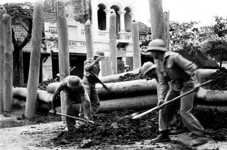 Bộ đội đào giao thông hào ở Bắc Bộ Phủ quyết chiến với giặc pháp (1946). (Anh tư liệu/TTXVN)