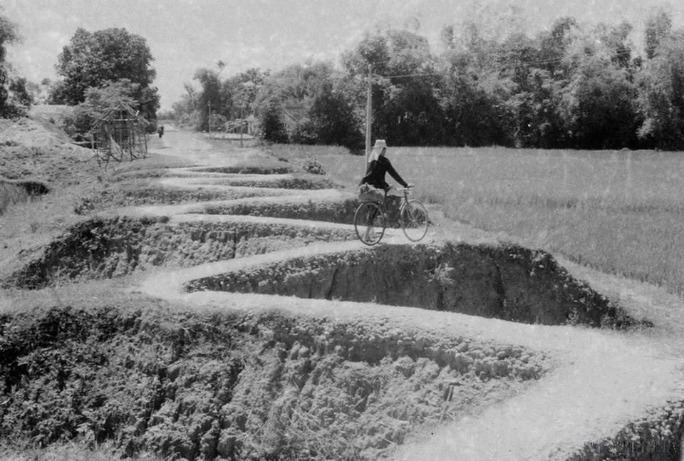 Xẻ đường chắn xe địch ở ngoại ô Hà Nội (1946). (Ảnh: Tư liệu TTXVN)