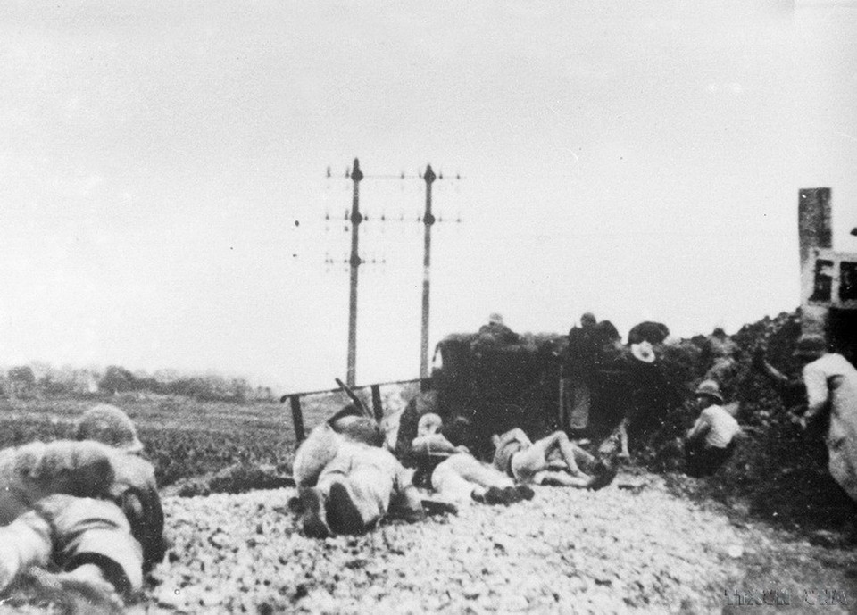 Bộ độ và tự vệ Thủ đô lập chiến lũy ngăn chặn bước tiến của địch trong những ngày Toàn quốc kháng chiến. (Ảnh: Tư liệu TTXVN)