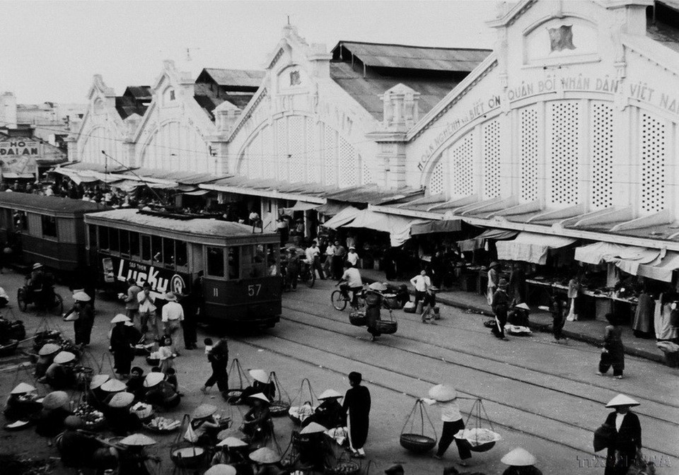 Ngay sau khi quân ta vào tiếp quản thủ đô, mọi sinh hoạt của Hà Nội đã trở lại bình thường. Trong ảnh: Chợ Đồng Xuân đông đúc người mua bán. (Ảnh: Tư liệu - TTXVN)