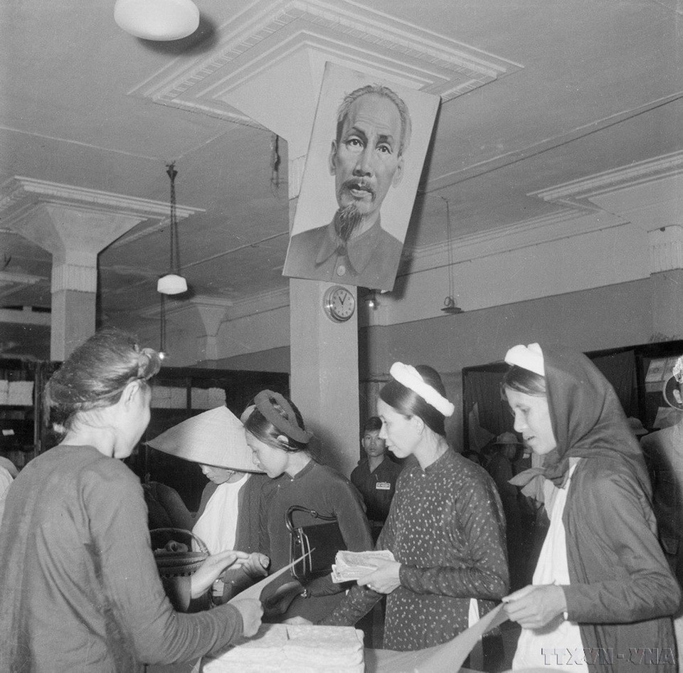 Mậu dịch quốc doanh mở cửa để giải quyết nhu cầu cho người dân ngay sau khi quân ta vào tiếp quản thủ đô (1946). (Ảnh: Tư liệu TTXVN)