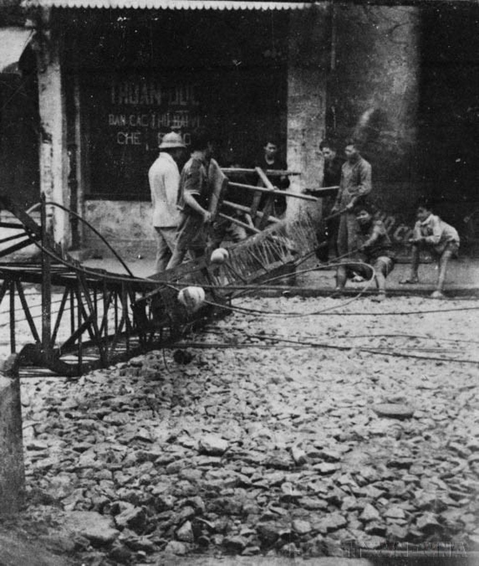 Quân và dân Thủ đô lập chướng ngại vật trên đường phố, sẵn sàng chiến đấu cản bước tiến của địch. (Ảnh: Tư liệu TTXVN)