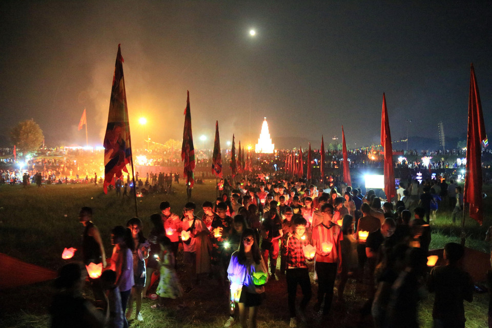 Hàng trăm thanh niên nam, nữ thả hoa đăng xuống sông Lục Đầu. (Ảnh: Mạnh Tú/TTXVN)