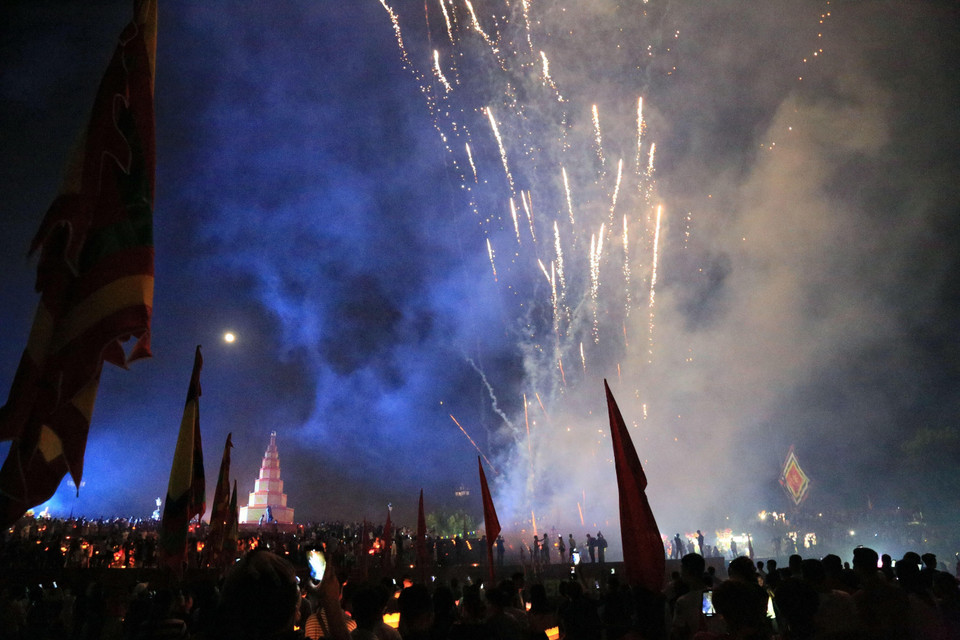 Màn bắn pháo bông sau lễ cầu an. (Ảnh: Mạnh Tú/TTXVN)