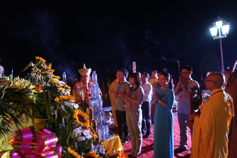 Các đại biểu dâng hương tại Lễ cầu an. (Ảnh: Hiền Anh/TTXVN)