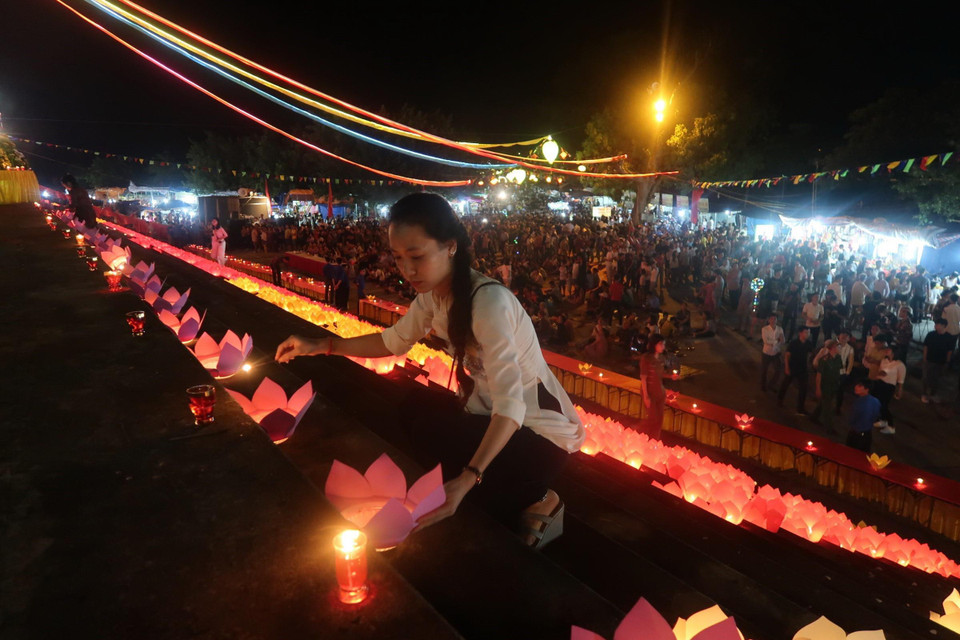 Thắp nến tại Hội hoa đăng. (Ảnh: Hiền Anh/TTXVN)