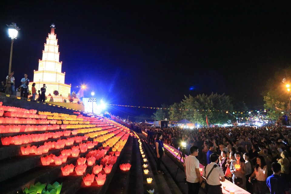 Rực rỡ hội hoa đăng. (Ảnh: Mạnh Tú/TTXVN)
